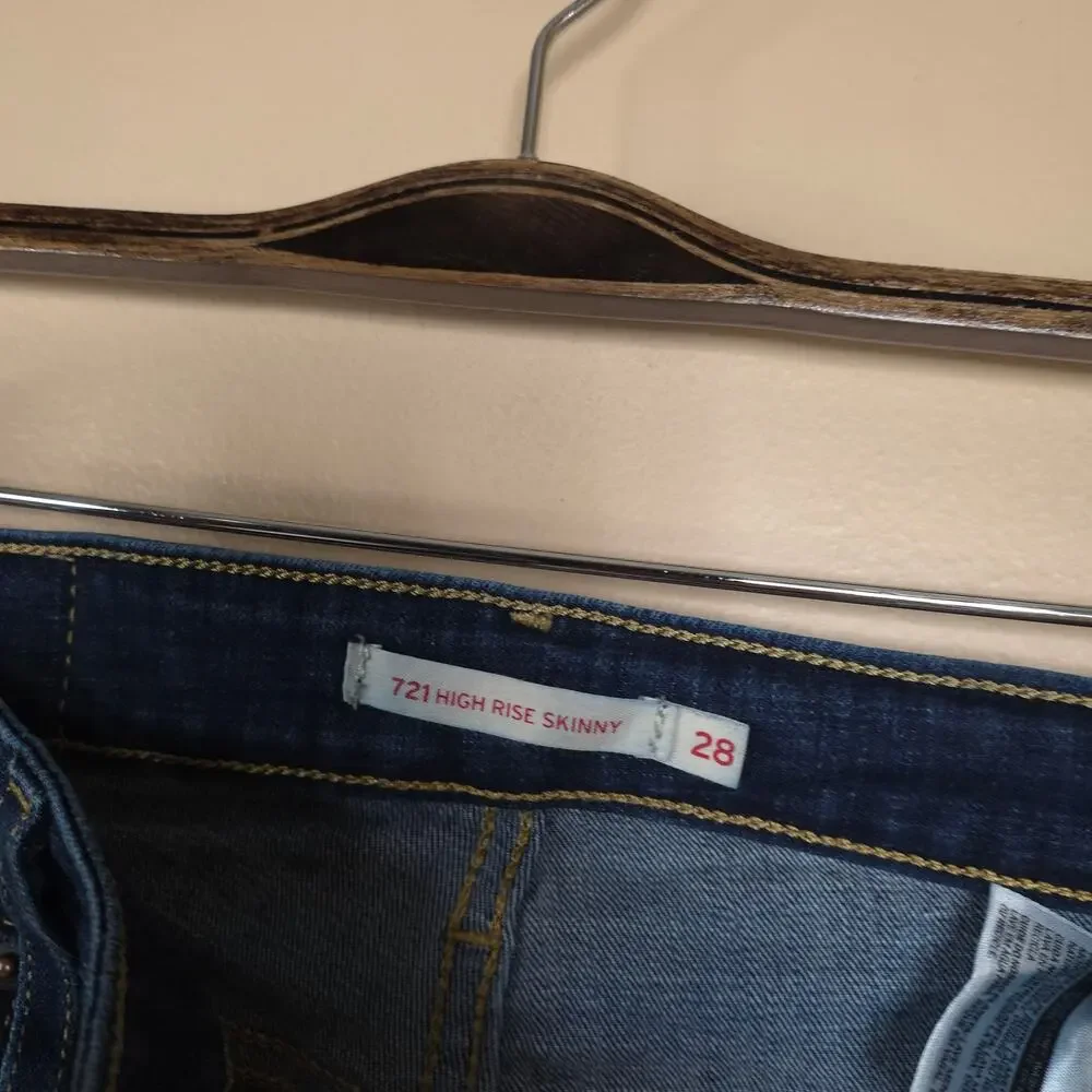 Levi's 721 High Rise Skinny Women's Jeans in Dark Wash Size 28